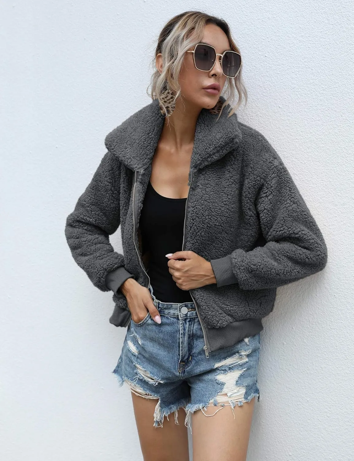 AKEWEI Women's Short Faux Fur Coat Casual Shaggy Jacket with Pockets Warm Winter Zip-Up Fluffy Outwear
