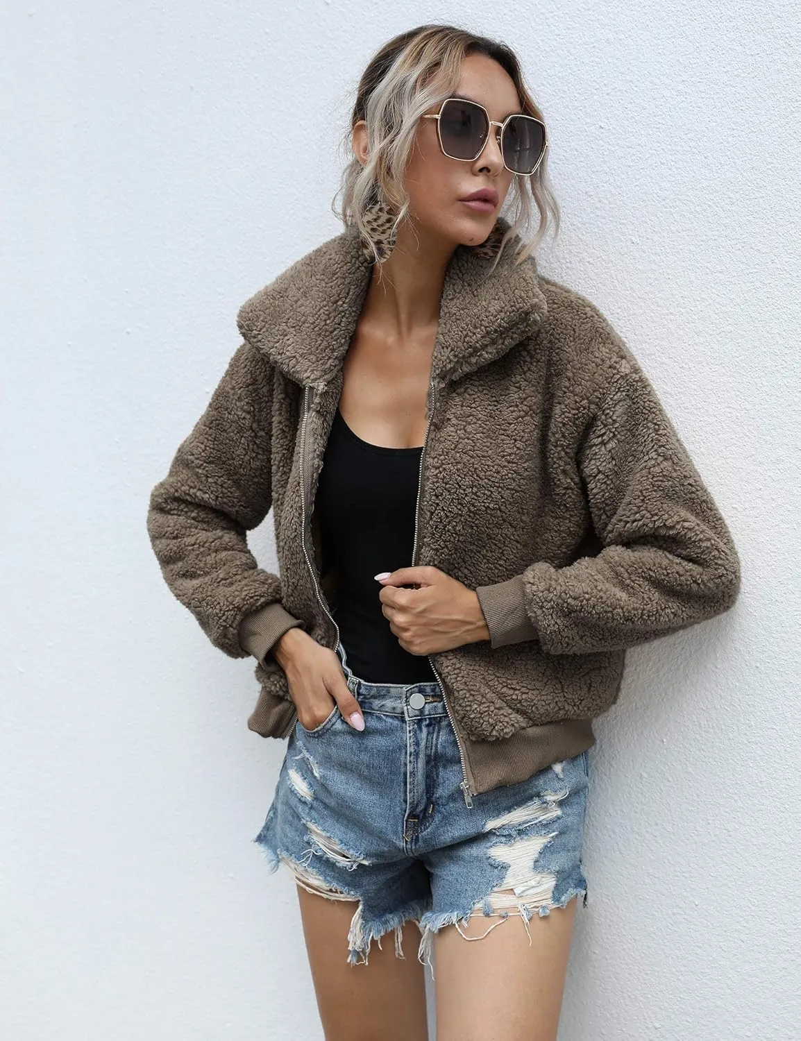 AKEWEI Women's Short Faux Fur Coat Casual Shaggy Jacket with Pockets Warm Winter Zip-Up Fluffy Outwear