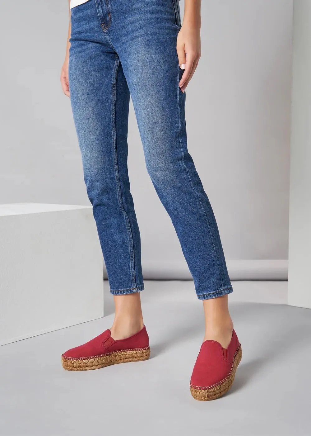 Castell Canvas Espadrille, Comfort and Style for Every Occasion, Size 6-11
