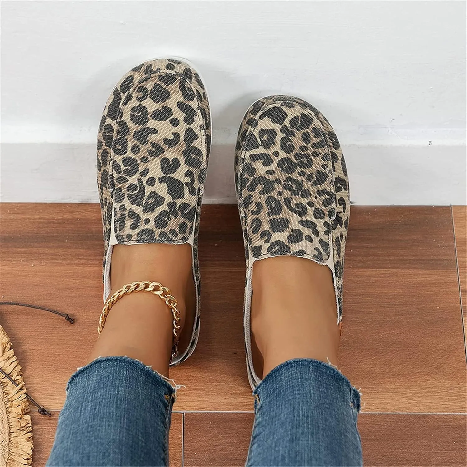 DOIX Women's Garden Clogs Sandals Casual Flats Canvas Slippers Slip on Mules Sneakers Loafer Shoes Summer Indoor Outdoor Anti-Slip Walking Shoes Memory Foam Padded,Leopard Print,US8/EU39