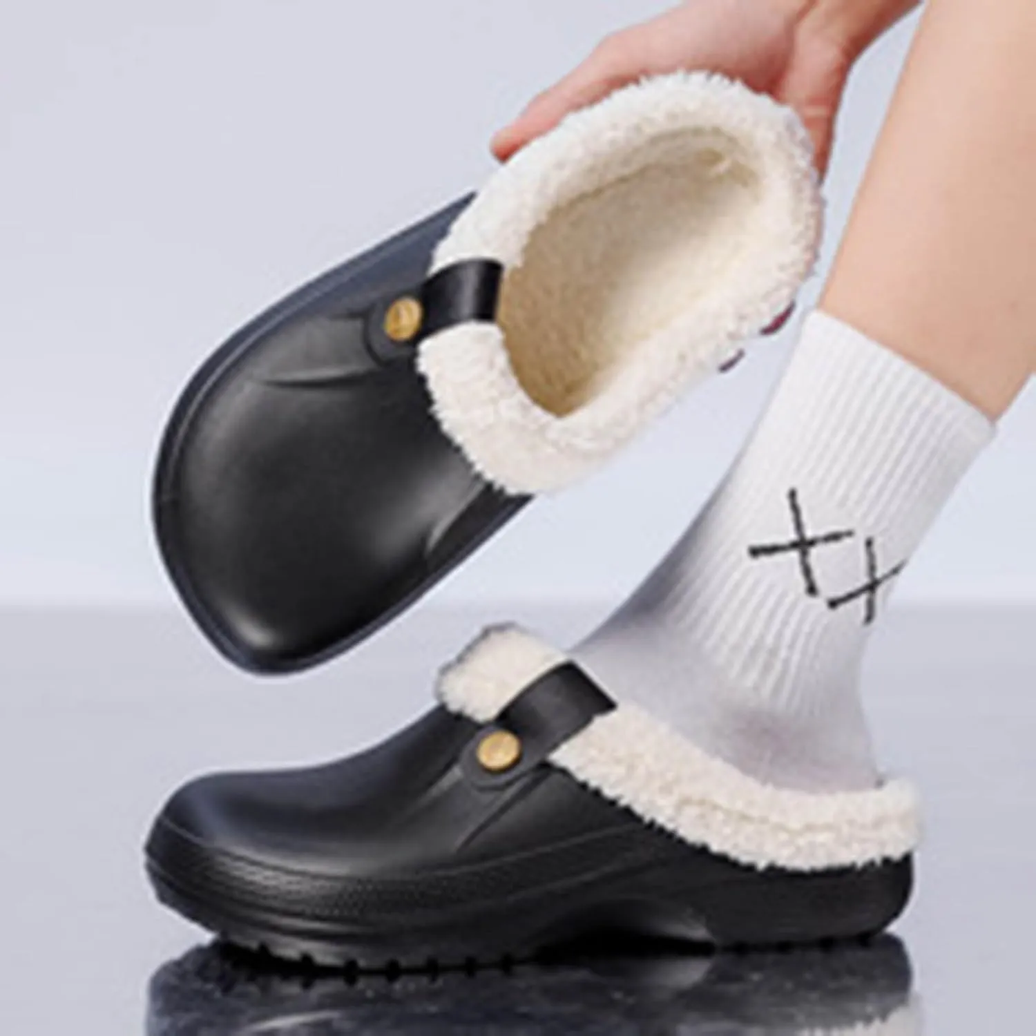 Women Clogs Shoes Winter Classic Fur Lined Clogs Waterproof Winter Fuzzy Slippers for Women Men Indoor and Outdoor